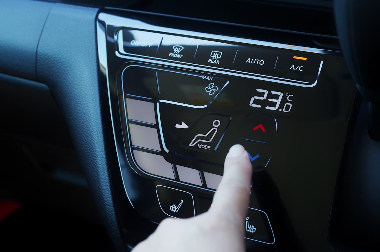 車のエアコン操作