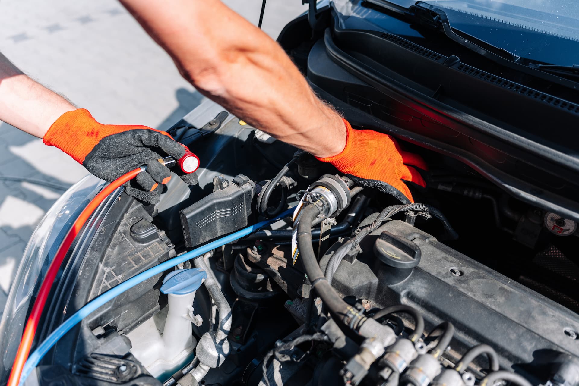 エンジンルーム内で作業